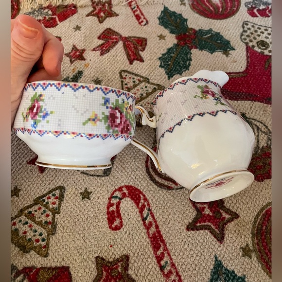 Mint Condition. Royal Albert Cream and Sugar Set. - Picture 1 of 7